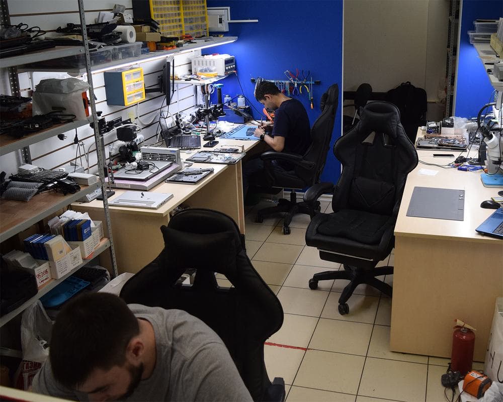Мастера мастерской Центр MASTEROFF за работой